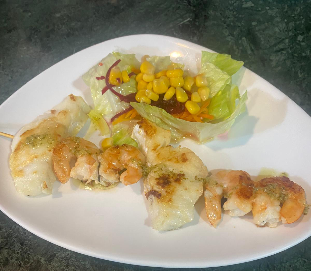 Brocheta de rosada y langostino