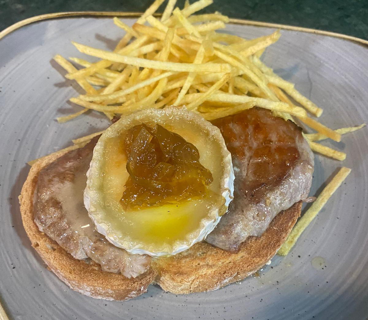Tosta de solomillo y rulo de cabra