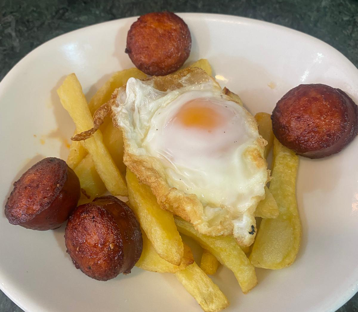 Huevos rotos con chorizo