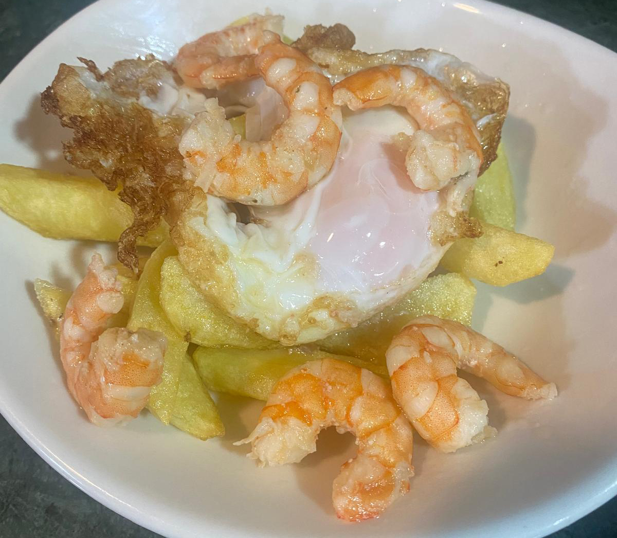 Huevos rotos con gambas