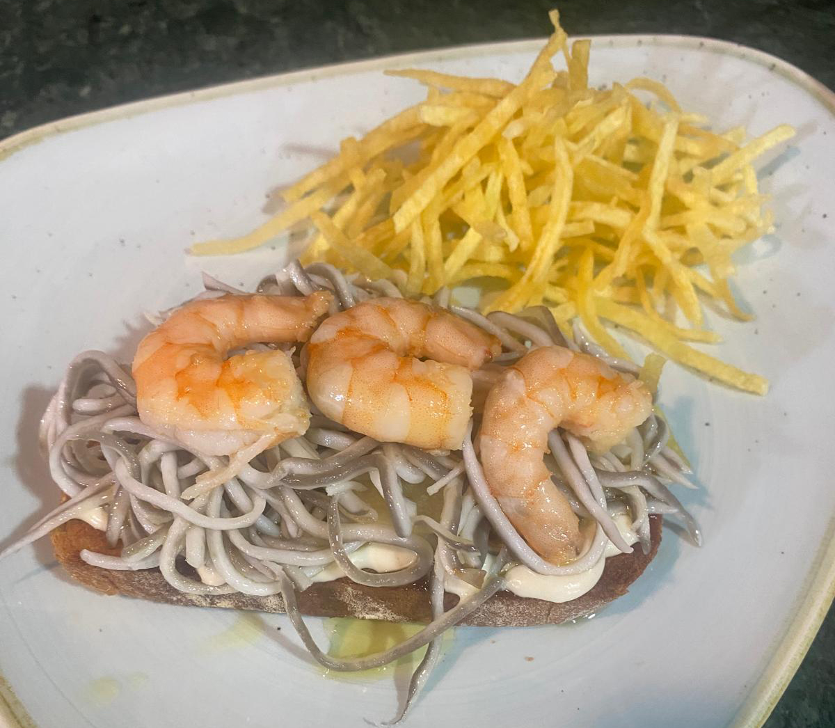 Tosta de gulas y gambas