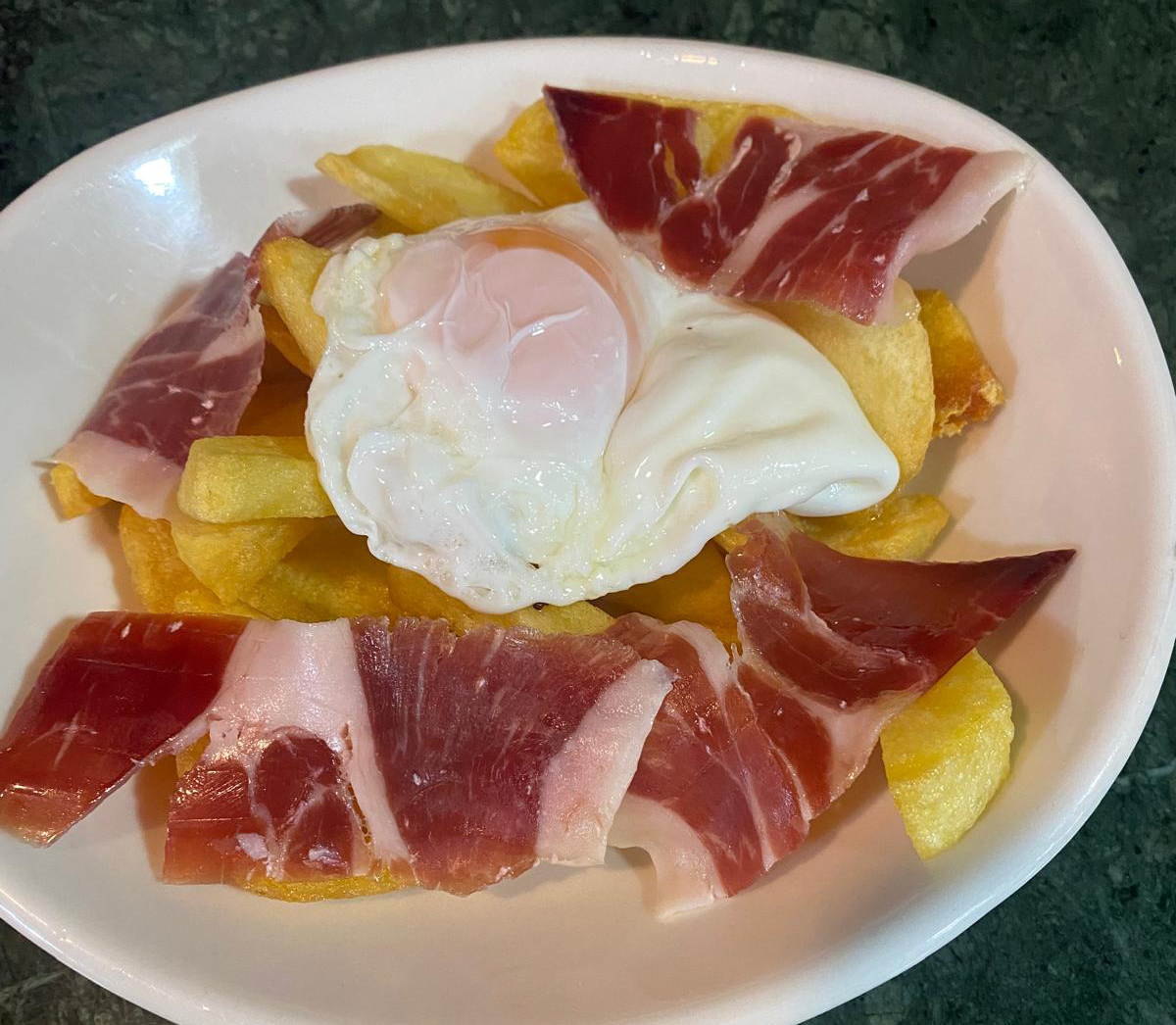 Huevos rotos con jamón